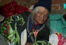 Manuela de 90 años aún cuida de su hija pero necesita apoyo