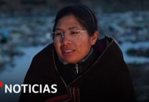 Jóvenes indígenas del Uru Uru Team lideran la restauración de un lago con la ayuda de la totora
